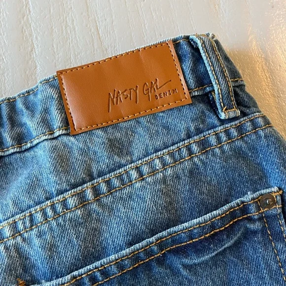 NWT Nasty Gal Cheeky Denim Shorts Mid Wash Size 6 - Picture 5 of 9